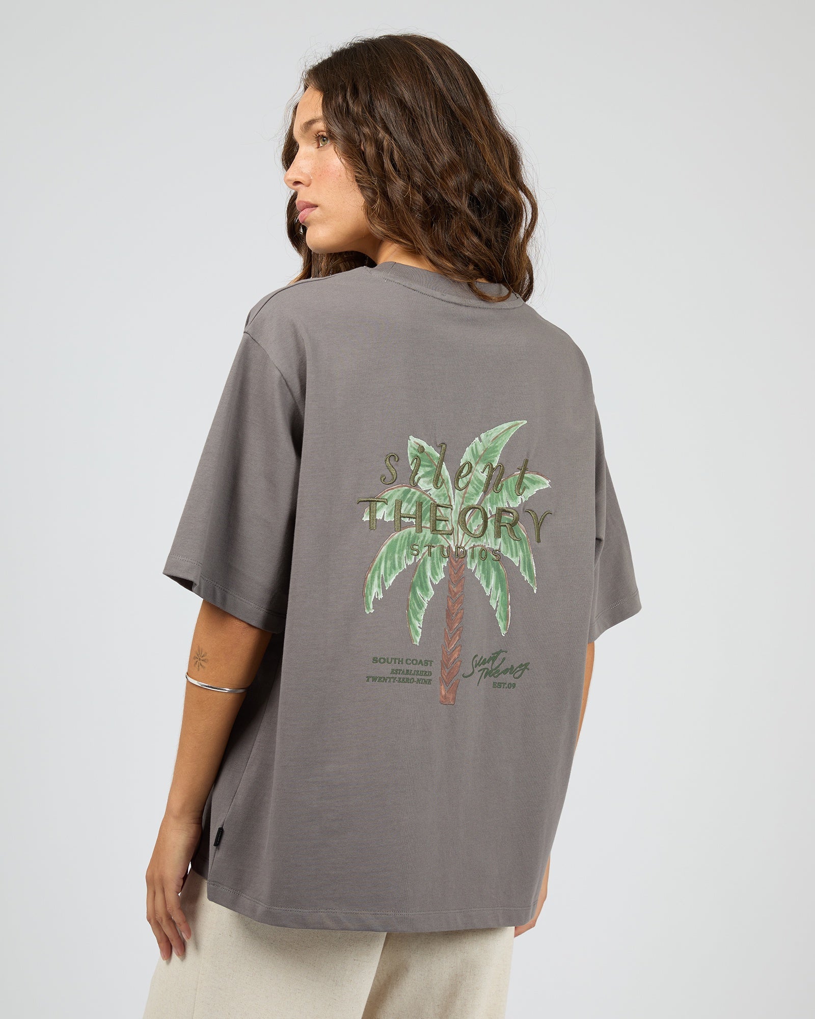 Beachside Tee / Coal | Silent Theory Silent Theory
